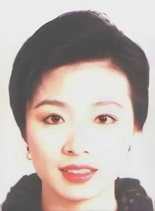 紅通令 上的女會計美艷無比,攜巨款逃亡美國后的生活令她崩潰