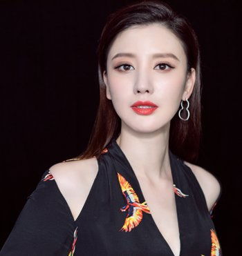 長發女生梳油頭比男人都酷帥 2019女生頭發往后梳的發型設計上線
